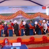 Các đại biểu thực hiện nghi thức khởi công dự án Nhà máy Yoshino Gypsum Việt Nam Phú Mỹ. (Ảnh: Hoàng Nhị/TTXVN)
