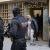 Cảnh sát bắt giữ nghi can trong chiến dịch truy quét khủng bố tại Barcelonia, Tây Ban Nha, ngày 15/1/2019. (Ảnh: AFP/ TTXVN)