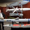 Tên lửa dẫn đường do Tập đoàn Raytheon (Mỹ) sản xuất được trưng bày tại một hội nghị ở Washington, DC. (Ảnh: AFP/TTXVN)