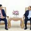 Thủ tướng Nguyễn Xuân Phúc tiếp ông Yasutsugu Iwamura, Giám đốc điều hành Tập đoàn AEON Nhật Bản, kiêm Tổng giám đốc AEON MALL Việt Nam. (Ảnh: Thống Nhất/TTXVN)