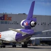 Máy bay chở hàng của công ty chuyển phát nhanh FedEx tại sân bay Roissy-Charles de Gaulle ở Paris, Pháp. (Ảnh: AFP/TTXVN)