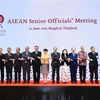 Các quan chức cao cấp ASEAN chụp ảnh chung trong hội nghị tại Bangkok ngày 21/6. (Ảnh: TTXVN phát)