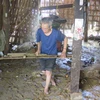 Người dân thôn Bản Dền (Sa Pa, Lào Cai) dọn dẹp, gia cố nhà cửa sau lũ. (Ảnh: Lục Hương Thu/TTXVN)