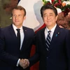 Tổng thống Pháp Emmanuel Macron (trái) và Thủ tướng Nhật Bản Shinzo Abe tại cuộc gặp ở Tokyo ngày 26/6/2019. (Ảnh: AFP/TTXVN)