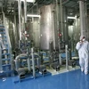 Kỹ thuật viên làm việc trong cơ sở làm giàu urani Isfahan, cách thủ đô Tehran (Iran) 420km về phía nam. (Ảnh: AFP/TTXVN)