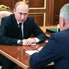 Tổng thống Nga Vladimir Putin (trái) chỉ thị Bộ trưởng Quốc phòng Sergei Shoigu điều tra về vụ cháy tàu ngầm, trong cuộc họp tại Moskva ngày 2/7. (Ảnh: AFP/TTXVN)