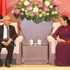 Phó Chủ tịch Thường trực Quốc hội Tòng Thị Phóng tiếp Ủy viên Ban Thường vụ Đảng Liên đoàn Quốc gia vì Dân chủ Myanmar. (Ảnh: Doãn Tấn/TTXVN)