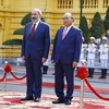 Thủ tướng Nguyễn Xuân Phúc và Thủ tướng Cộng hòa Armenia Nikol Pashinyan nghe Quân nhạc cử Quốc thiều hai nước. (Ảnh: Thống Nhất/TTXVN)
