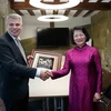 Phó Chủ tịch nước Đặng Thị Ngọc Thịnh và ông Christoph Ammann, Thống đốc Bang Bern trao tặng phẩm. (Ảnh: Phương Hoa/TTXVN)