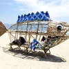Mô hình cá Bống khổng lồ thu gom rác thải nhựa tại bãi biển Mỹ Khê (Đà Nẵng). (Ảnh minh họa: Trần Lê Lâm/TTXVN)