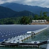 Hệ thống pin nhà máy điện mặt trời trên hồ thủy điện Đa Mi. (Ảnh: Ngọc Hà/TTXVN)