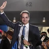 Lãnh đạo đảng Dân Chủ mới của Hy Lạp Kyriakos Mitsotakis bên những người ủng hộ tại Athens sau khi kết quả tổng tuyển cử được công bố ngày 7/7/2019. (Ảnh: AFP/TTXVN)