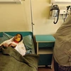 Một cô gái bị thương trong vụ tạt a xít điều trị tại bệnh viện ở Kabul, Afghanistan. (Ảnh: AFP/TTXVN)