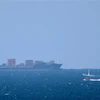 Tàu chở dầu hướng vào eo biển Hormuz ở ngoài khơi Khasab ở Oman. (Ảnh minh họa: AFP/TTXVN)