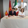 Thứ trưởng Bộ Công Thương Đỗ Thắng Hải và Thứ trưởng phụ trách Ngoại thương, Bộ Kinh tế Mexico Luz María de la Mora ký Biên bản của Kỳ họp. (Ảnh: Việt Hùng/TTXVN)