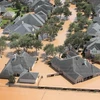 Cảnh ngập lụt do mưa lớn sau bão Harvey tại Sugar Land, Texas, Mỹ. (Nguồn: AFP/TTXVN)