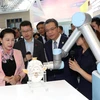 Chủ tịch Quốc hội Nguyễn Thị Kim Ngân cùng đoàn đại biểu cấp cao Việt Nam thăm Khu Công nghệ cao Trung Quan Thôn. (Ảnh: Trọng Đức/TTXVN)