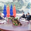 Thủ tướng Trung Quốc Lý Khắc Cường (giữa-phải), Chủ tịch Ủy ban châu Âu Jean-Claude Juncker (trái) và Chủ tịch Hội đồng châu Âu Donald Tusk (thứ 2- trái) tại cuộc gặp ở Bắc Kinh ngày 16/7/2018. (Ảnh; THX/TTXVN)