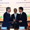 Ông Ian Giboons, Tổng lãnh sự Anh tại Thành phố Hồ Chí Minh và ông Trần Quang Lâm, Giám đốc Sở Giao thông Vận tải trao đổi Biên bản ghi nhớ hợp tác đã ký. (Ảnh: Xuân Khu-TTXVN)