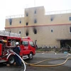 Lính cứu hỏa nỗ lực dập lửa vụ cháy xưởng phim thuộc Công ty hoạt hình Kyoto ở Kyoto, Nhật Bản ngày 18/7/2019. (Ảnh: Kyodo/TTXVN)