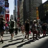 Người dân đi bộ trên Quảng trường Thời Đại ở New York , Mỹ, trong ngày nắng nóng. (Ảnh: AFP/TTXVN)