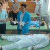 Bộ trưởng Bộ Giao thông Vận tải Nguyễn Văn Thể thăm, tặng quà các nạn nhân đang điều trị tại Bệnh viện đa khoa huyện Kim Thành, Hải Dương. (Ảnh: Mạnh Minh/TTXVN)