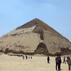 Du khách thăm quan kim tự tháp Bent ở Giza, Ai Cập ngày 13/7/2019. (Ảnh: THX/TTXVN)