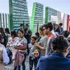 Người di cư bị trục xuất khỏi Mỹ tập trung tại khu vực biên giới Mỹ-Mexico, trước khi được đưa về một trại tạm ở Tijuana, Mexico ngày 22/7/2019. (Ảnh: AFP/TTXVN)