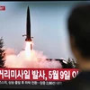 Người dân theo dõi qua màn hình vô tuyến hình ảnh tên lửa Triều Tiên được phóng thử nghiệm, tại nhà ga đường sắt ở Seoul ngày 25/7/2019. (Ảnh: AFP/TTXVN)
