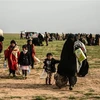 Phụ nữ và trẻ em Syria sơ tán khỏi các khu vực xung đột ở tỉnh Deir Ezzor, ngày 26/2/2019. (Ảnh: AFP/TTXVN)
