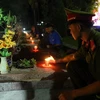 Các đoàn viên thanh niên thắp nến tri ân các anh hùng liệt sỹ tại Điện Biên. (Ảnh: Phan Tuấn Anh/TTXVN)