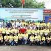Đoàn công tác, lãnh đạo tỉnh và đại diện chính quyền địa phương trao tặng quà cho học sinh tại điểm trường Tiểu học Yên Lạc 2. (Nguồn: thainguyen.gov.vn)