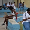 Người dân truy cập Internet trên điện thoại di động tại La Habana, Cuba. (Ảnh: AFP/TTXVN)