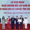 Thủ tướng Nguyễn Xuân Phúc trao tặng Huân chương Độc lập hạng Nhất cho nhân dân và cán bộ tỉnh Kiên Giang vì có nhiều thành tích xuất sắc trong công cuộc xây dựng và bảo vệ Tổ quốc 10 năm qua. (Ảnh: Thống Nhất/TTXVN)