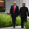 Tổng thống Mỹ Donald Trump (trái) và nhà lãnh đạo Triều Tiên Kim Jong-un tại cuộc gặp thượng đỉnh ở Singapore, tháng 6/2018. (Ảnh: AFP/ TTXVN)