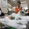 Nhân viên gói hoa tại một siêu thị ở Santiago, Chile ngày 18/7. (Ảnh: AFP/TTXVN)