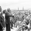 Nhân dân tỉnh Narathiwat (phía Nam Thái Lan) chào đón Thủ tướng Phạm Văn Đồng trong chuyến thăm đầu tiên của một lãnh đạo cấp cao Việt Nam tới Thái Lan (6-10/9/1978) kể từ khi hai nước thiết lập quan hệ ngoại giao. (Ảnh: Xuân Lâm/TTXVN)