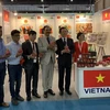 Đại sứ Việt Nam tại Ấn Độ Phạm Sanh Châu và đại diện ban tổ chức trong lễ khai trương gian hàng Việt Nam. (Ảnh: Huy Lê/Vietnam+)