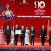 Thủ tướng Nguyễn Xuân Phúc trao tặng Huân chương Lao động hạng Nhất cho Báo Lao Động. (Ảnh: Thống Nhất/TTXVN)