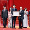 Thủ tướng Nguyễn Xuân Phúc trao tặng Huân chương Lao động hạng Nhất cho Báo Lao động. (Ảnh: Thống Nhất/TTXVN)