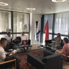 Đại sứ Việt Nam tại Israel Đỗ Minh Hùng và Thị trưởng thành phố Tel Aviv, Ron Huldai. (Ảnh: Việt Thắng/Vietnam+)