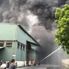 Khói lửa ngùn ngụt trong vụ cháy lớn gần AEON Mall Long Biên