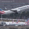 Máy bay của American Airlines cất cánh từ sân bay quốc tế Ronald Reagan Washington ở Arlington, Virginia, Mỹ. (Ảnh: AFP/TTXVN)