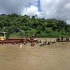 Đê bao Quảng Điền đã bị vỡ, nước sông Krông Ana tràn vào hơn 1.000ha lúa của người dân. (Ảnh: Tuấn Anh/TTXVN)