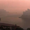 Khói mù do cháy rừng bao phủ cầu cảng Sydney, Australia. (Ảnh: AFP/ TTXVN)