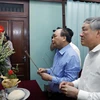 Thủ tướng Nguyễn Xuân Phúc dâng hương tưởng nhớ Bác Hồ tại Nhà 67. (Ảnh: Thống Nhất/TTXVN)