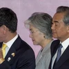 Ngoại trưởng các nước Trung Quốc, Nhật Bản và Hàn Quốc. (Nguồn: AP)
