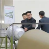 Nhà lãnh đạo Triều Tiên Kim Jong-un (giữa) chỉ đạo một chương trình phát triển hạt nhân tại Bình Nhưỡng ngày 3/9/2017. (Ảnh: Reuters/TTXVN)