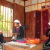 Những lúc nông nhàn phụ nữ Dao Tiền ở Nà Chắn (xã Hoa Thám, huyện Nguyên Bình) thường tập trung tại xưởng dệt để thêu thổ cẩm. (Ảnh: Chu Hiệu/TTXVN)