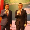 Đại su ứ Vũ Quang Minh cùng Bộ trưởng Du lịch Campuchia Thong Khon cùng nâng ly với các đại biểu tại lễ kỷ niệm. (Ảnh: PV/Vietnam+) 